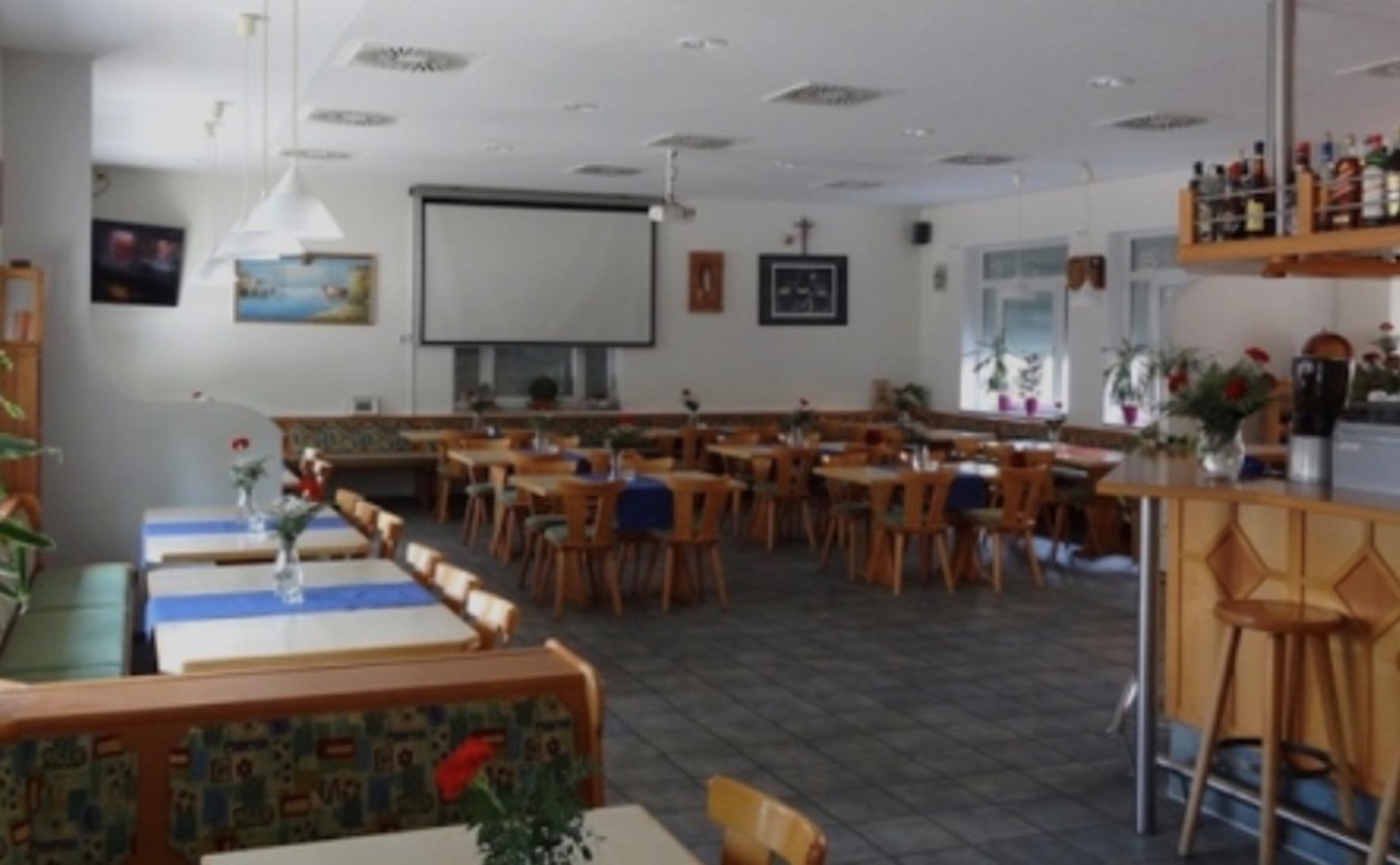 Gastraum mit ca. 80 Sitzplätzen Gastraum mit ca. 80 Sitzplätzen