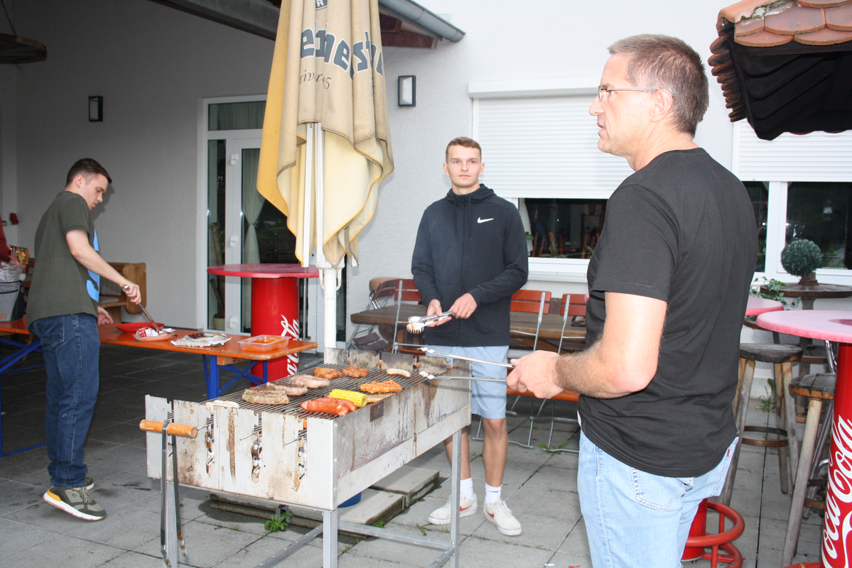 Gemeinsames Grillen auf dem Riesengrill auf der Terrasse des Polizeisport Verein Augsburg e.V.