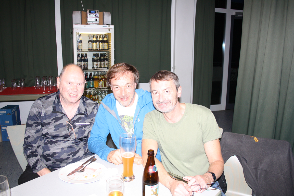 Gemütliches Beisammensein - Auch am späten Abend sind noch viele Karatekas beim Plaudern