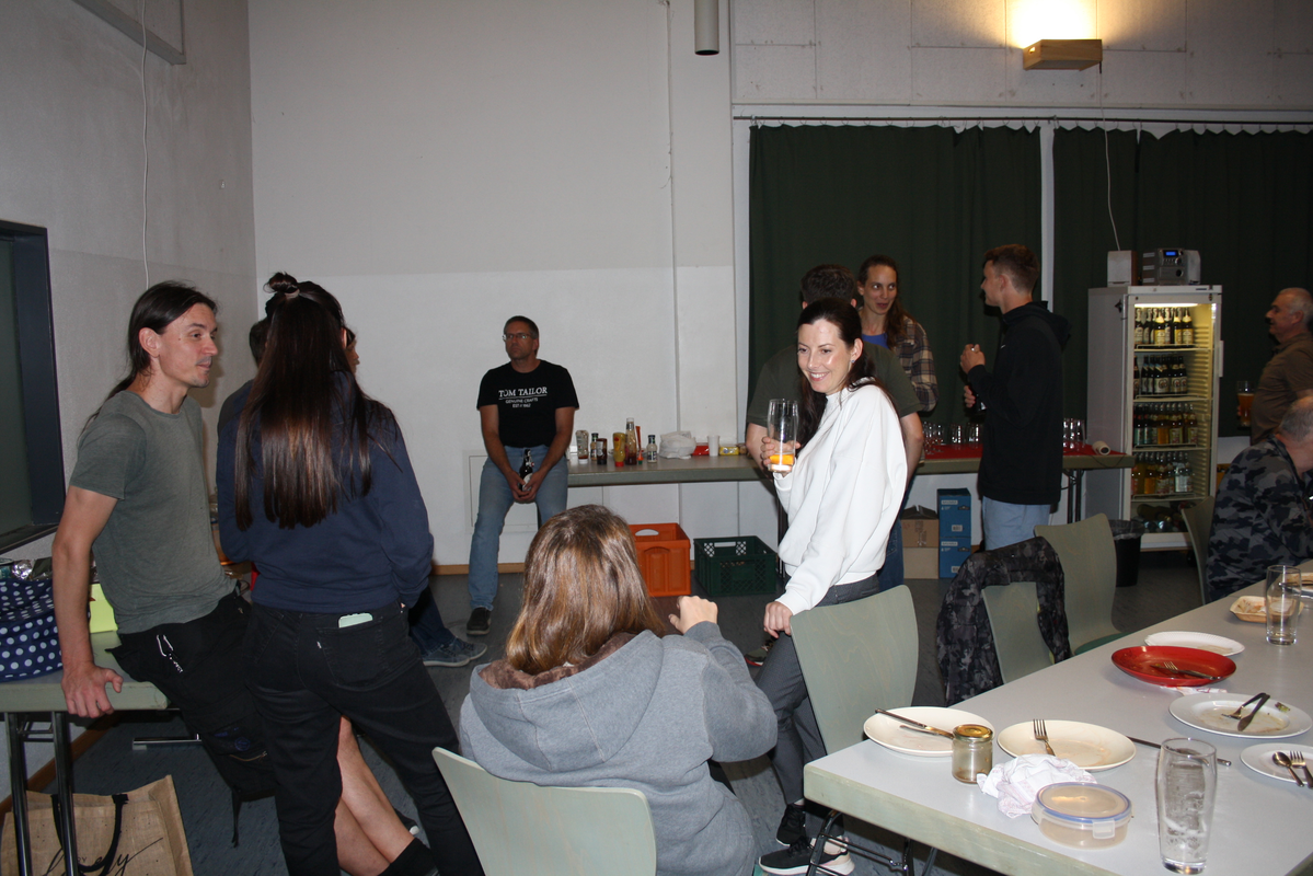 Gemütliches Beisammensein - Auch am späten Abend sind noch viele Karatekas beim Plaudern
