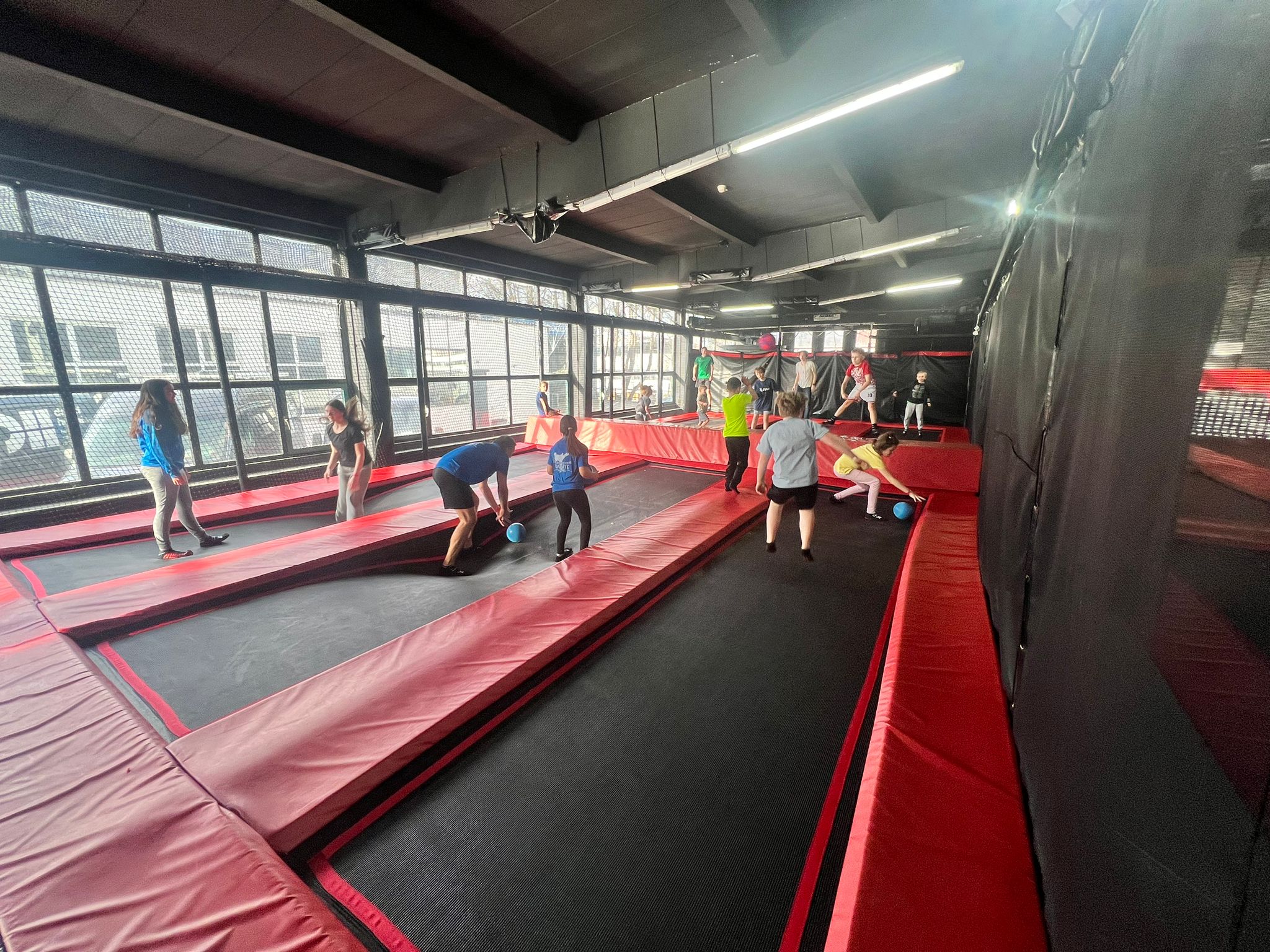 Karatekas haben Spaß bei der Trampolinvariante des Völkerballspiels Karatekas haben Spaß bei der Trampolinvariante des Völkerballspiels