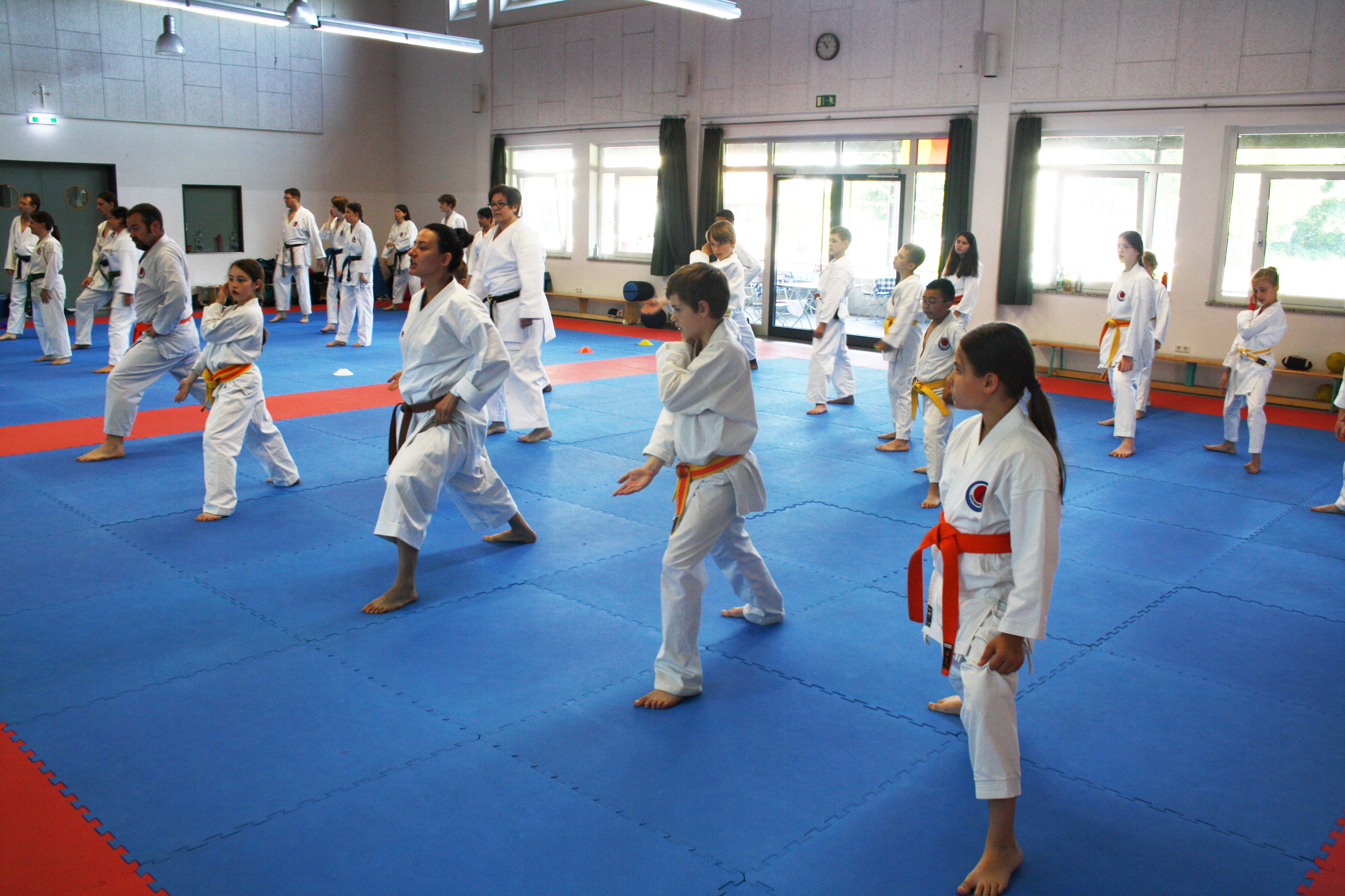 Kleine & große Karatekas traininieren gemeinsam im Trainingslager 2025