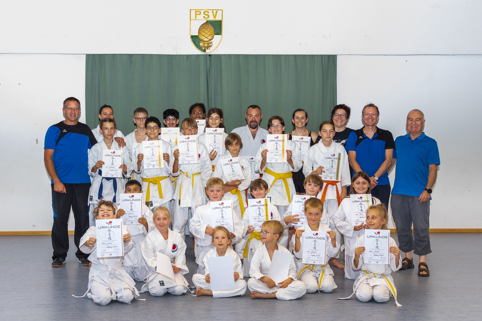 Strahlende kleine & große Karatekas nach bestandener Prüfung (Bild: Herbert I.)