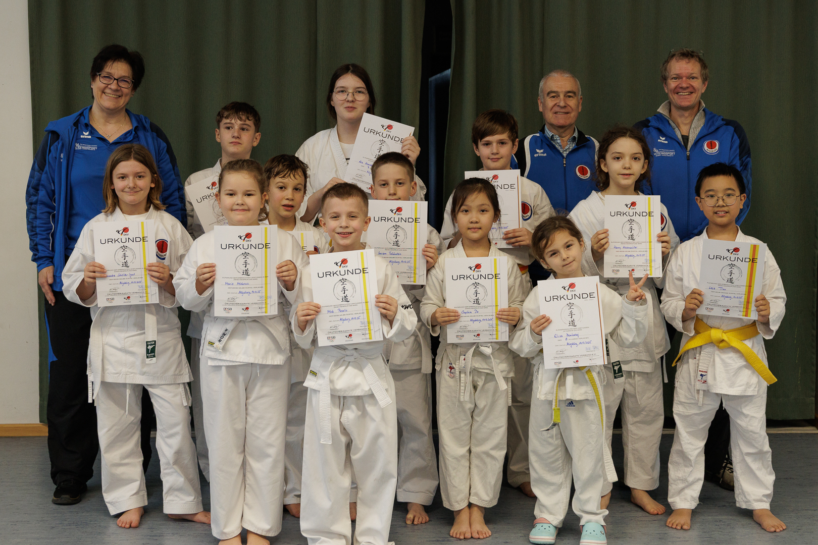 Strahlende kleine Karatekas nach bestandener Prüfung (Bild: Herbert I.)