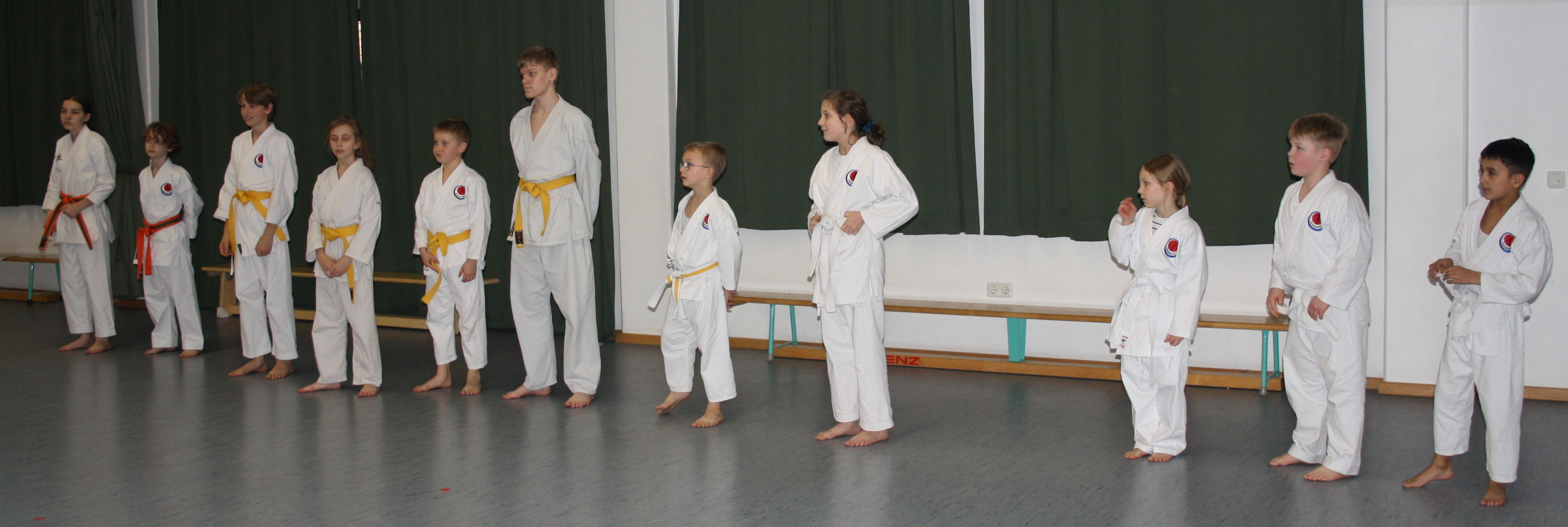 Gespannte kleine und größere Karatekas vor der Prüfung (Bild: Andi K.)