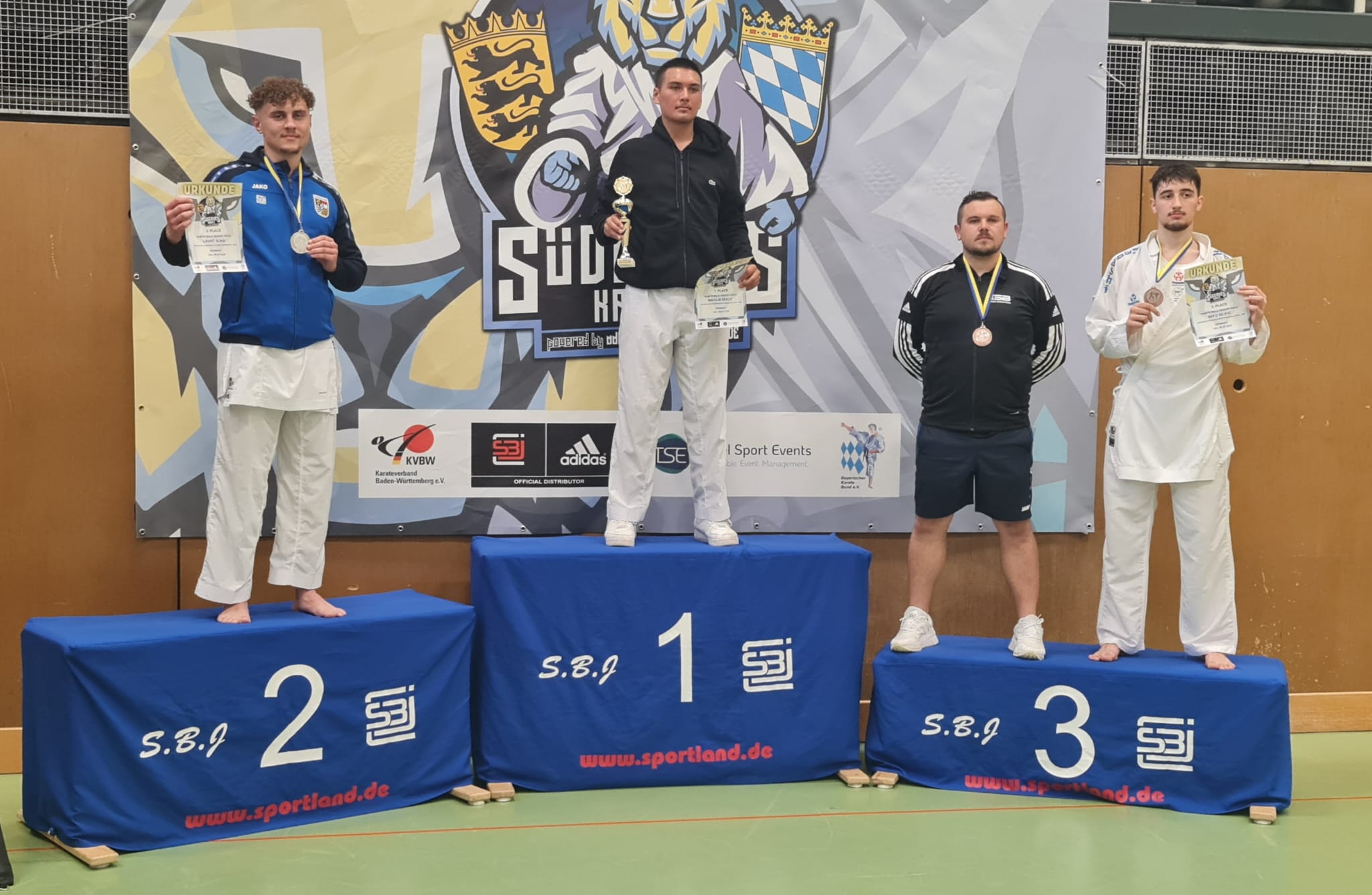 2. Platz (KUMITE-Einzel) für Lirant S. (1 v. l.) vom Polizei Sport Verein Augsburg e.V.